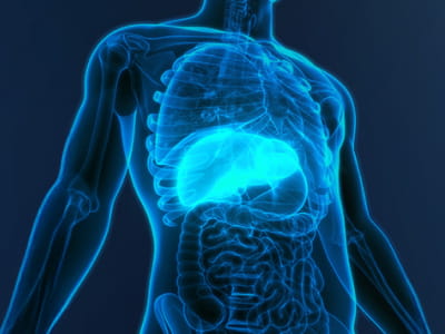 Kleiner Junge mit Lysosomale saure Lipase-Defizienz (LAL-D) im Garten