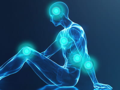 Kleiner Junge mit Hypophosphatasie (HPP) im Wohnzimmer