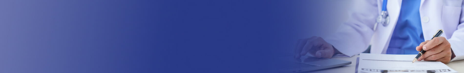 Arzt notiert sich etwas - Diagnosekriterien NMOSD