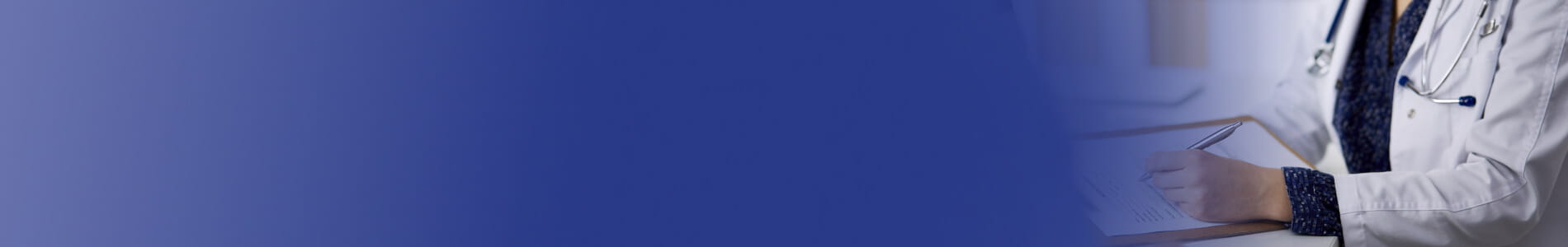 Ärztin beim Notieren - Differentialdiagnose NMOSD