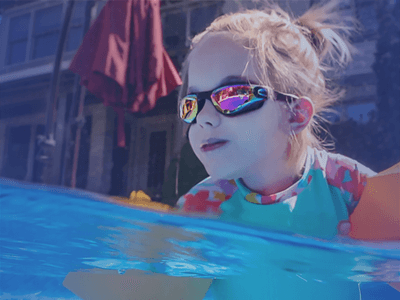 Kleines Mädchen mit Neurofibromatose Typ1 (NF1) im Schwimmbad
