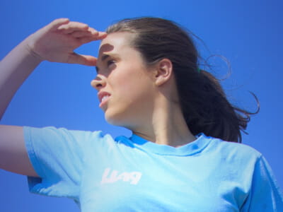 Mädchen mit aHUS blickt in die Ferne