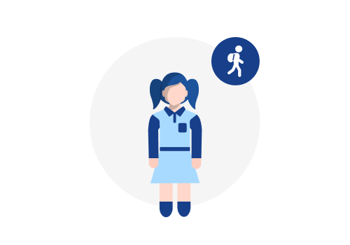 Mädchen mit HPP, das Schwierigkeiten beim Tragen von Gegenständen hat