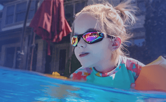 Kleines Mädchen mit Neurofibromatose Typ1 (NF1) im Schwimmbad