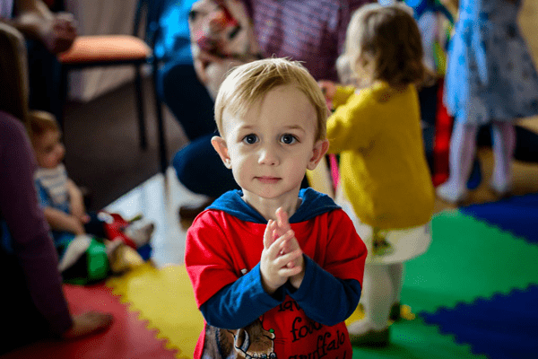 Kleiner Junge mit einer seltenen Stoffwechselerkrankung im Kindergarten