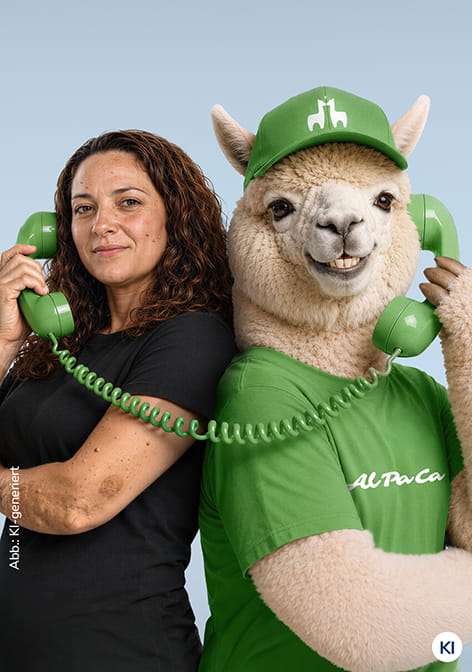 KI-generierte Abbildung eines Alpakas - symbolisch für das AlPaCa - Alexion Patient Care Program - mit grüner Kappe und T-Shirt zwischen zwei NF1-Patienten mit verschränkten Armen.