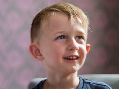 Kleiner Junge mit Hypophosphatasie (HPP)