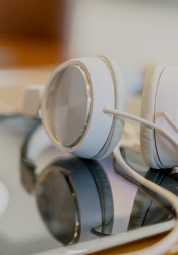 Kopfhörer, symbolisch für Podcast Let's talk Myasthenie