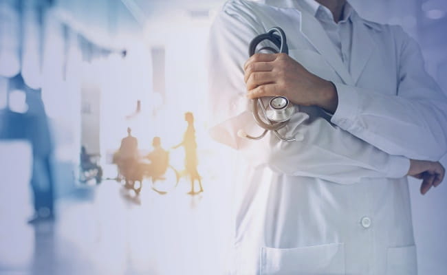 Arzt im weißen Kittel mit Stethoskop in der Hand