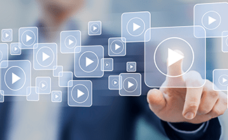 Eine Person klickt einen von vielen Play-Buttons