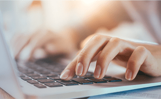 Eine Person tippt auf der Tastatur