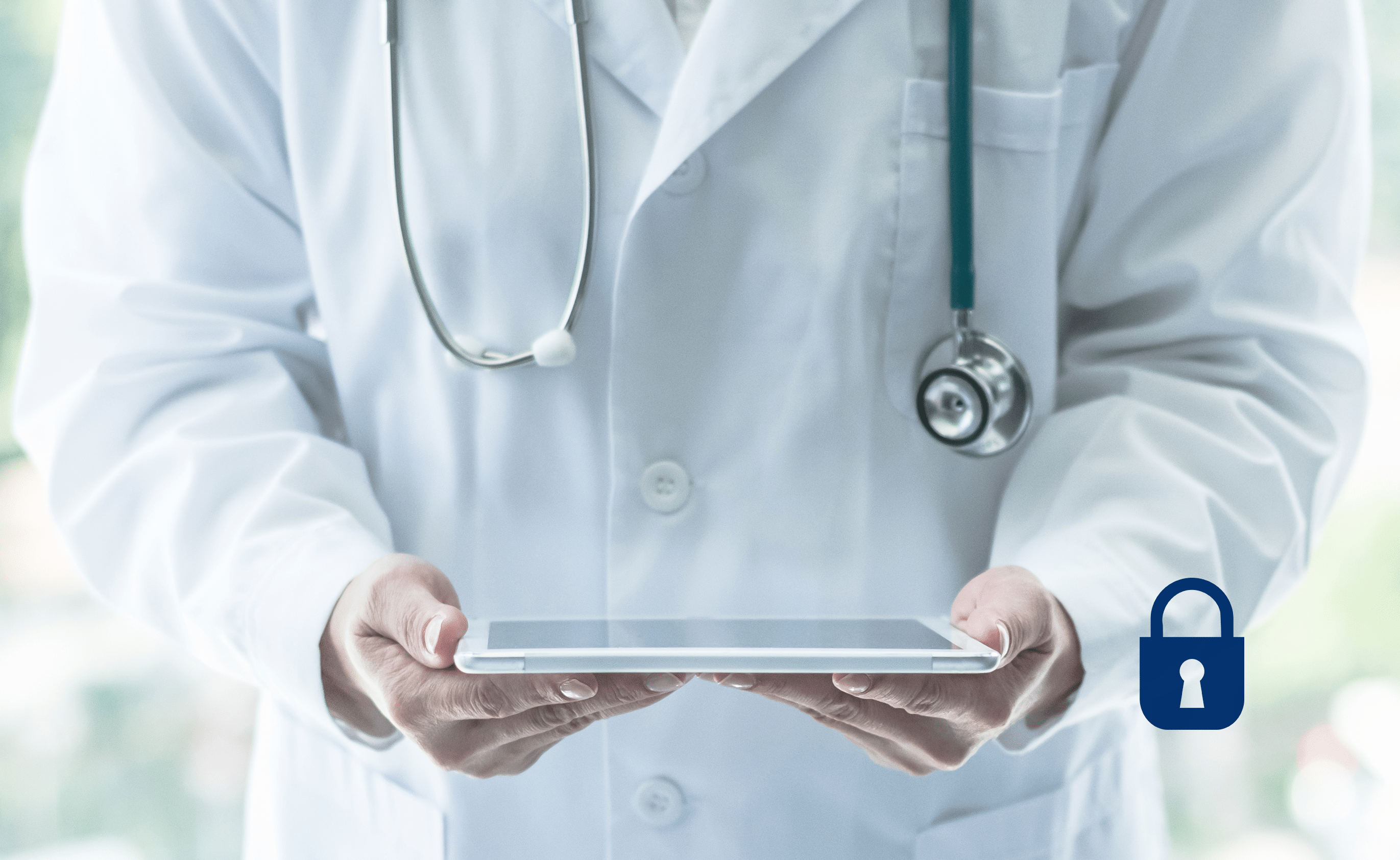 Arzt mit einem iPad, darauf ein Icon mit Schloss