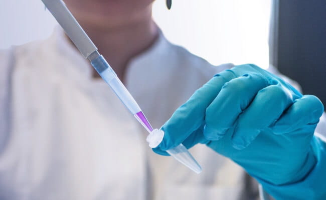 Eine Substanz wird in einen Behälter pipettiert