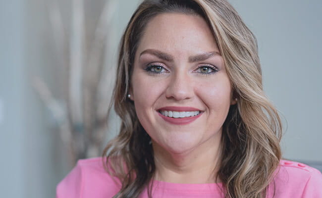 Patientin mit einer Komplementerkrankung im Wohnzimmer