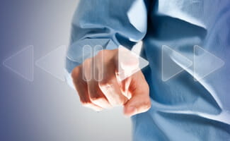 Eine Person klickt einen von vielen Play-Buttons