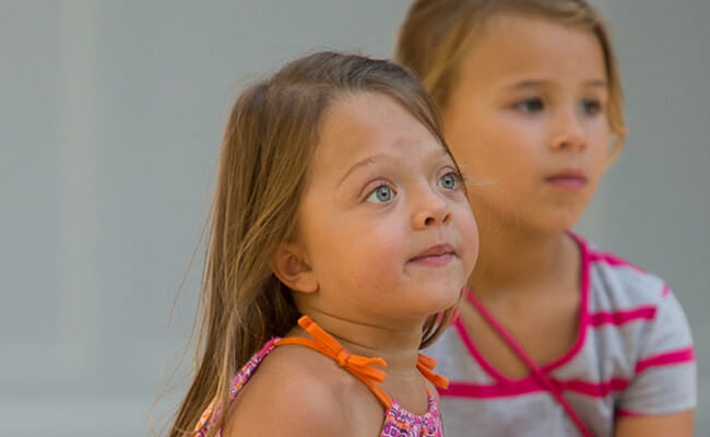 Kleines Mädchen mit einer seltenen Erkrankung und eine Freundin